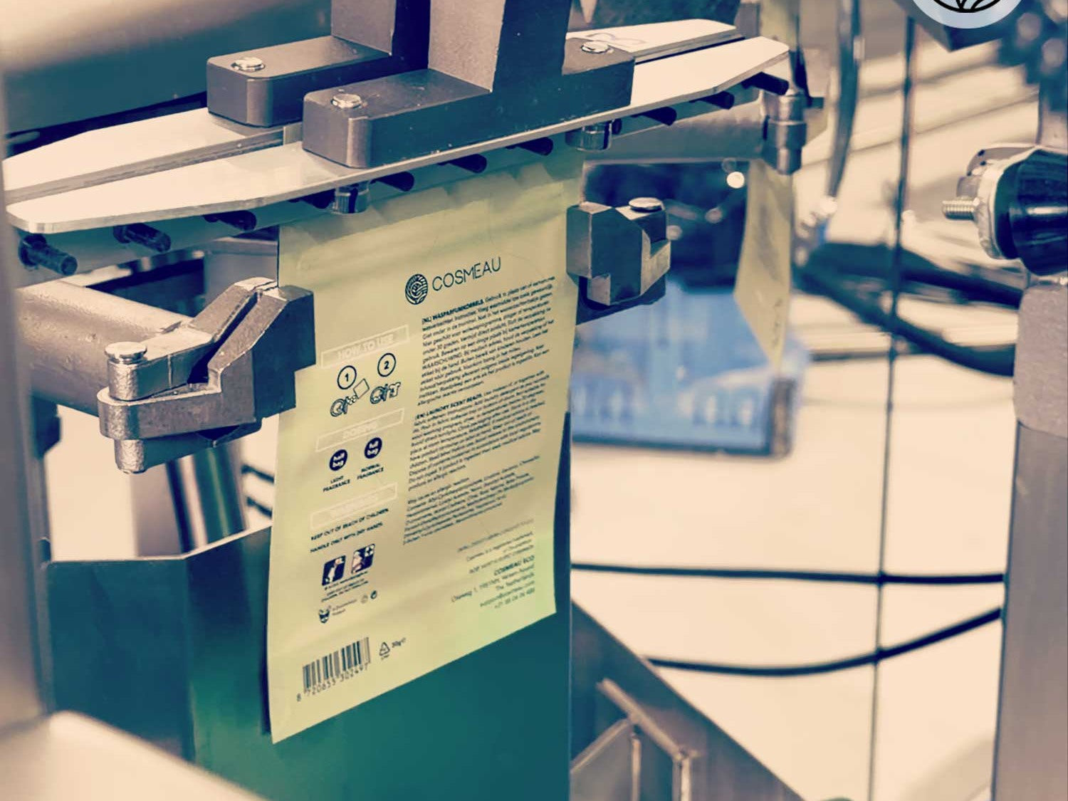 Cosmeau-geurparelverpakking in de inpakmachine
