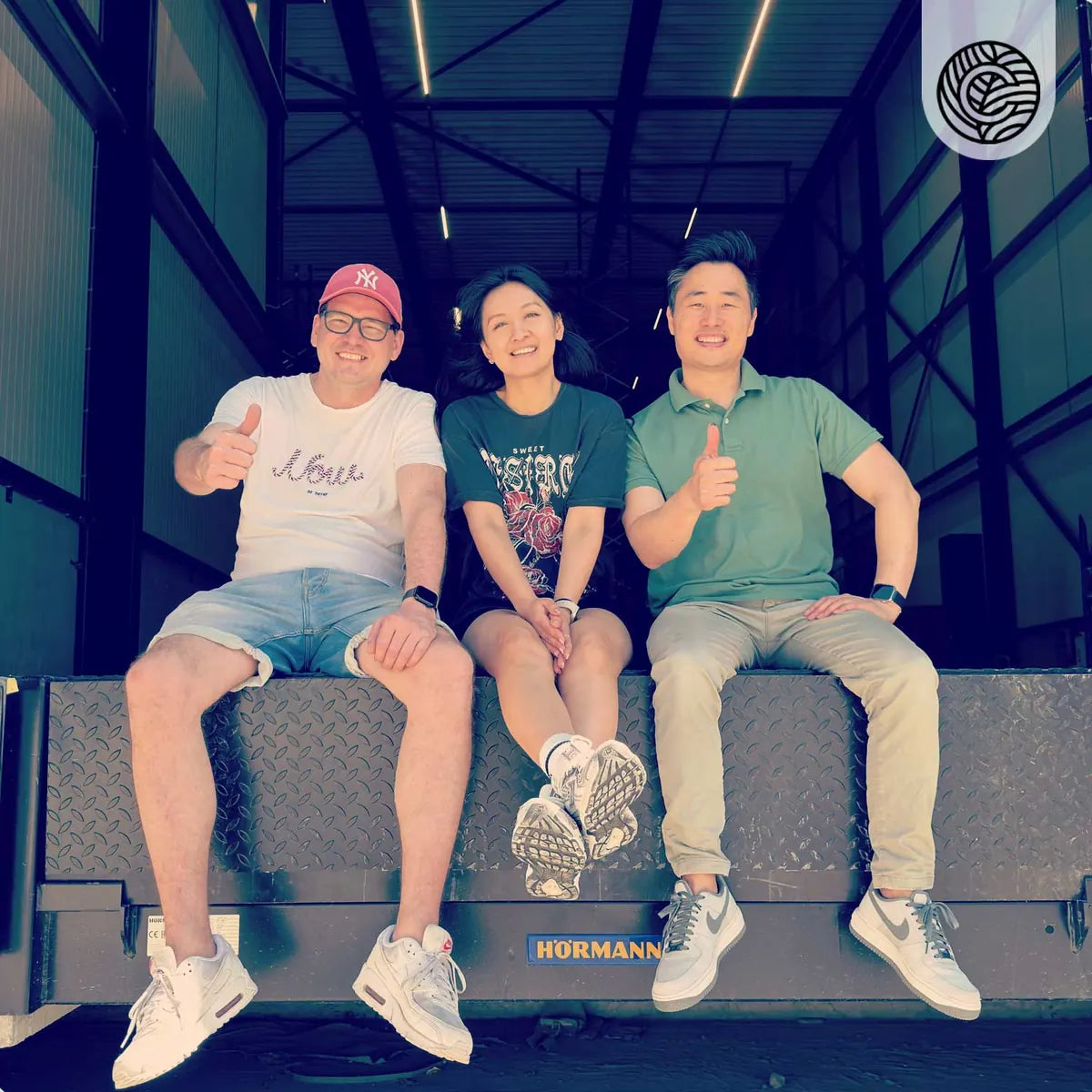 Das Cosmeau-Team in der Fabrik: Ben, Vivienne und Jason